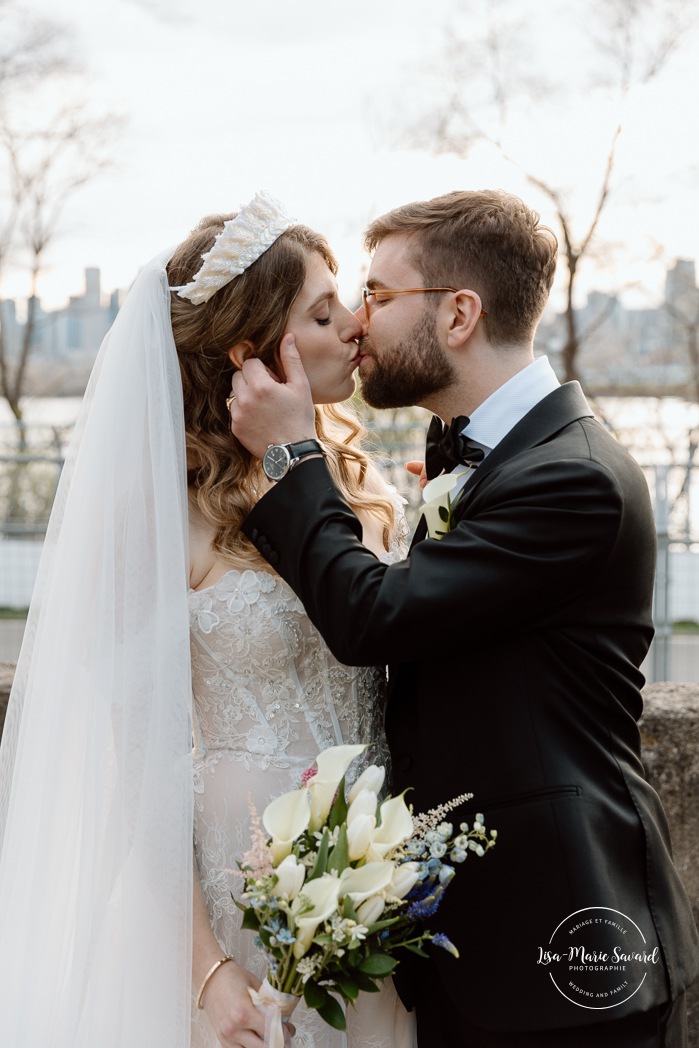 Spring wedding photos. Romantic wedding photos. Mariage au Pavillon de la Jamaïque à Montréal. Photographe de mariage à Montréal. Jardin des Floralies. Jamaica Pavilion wedding. Montreal wedding photographer. Floralies Gardens.
