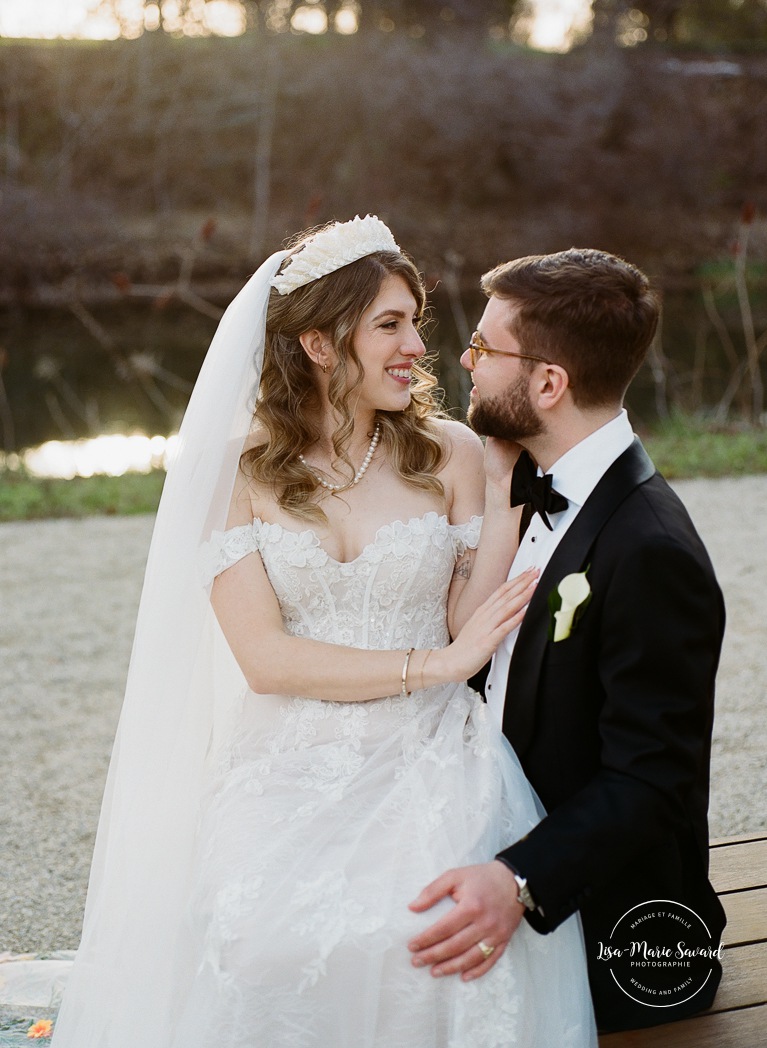 Spring wedding photos. Romantic wedding photos. Mariage au Pavillon de la Jamaïque à Montréal. Photographe de mariage à Montréal. Jardin des Floralies. Jamaica Pavilion wedding. Montreal wedding photographer. Floralies Gardens.