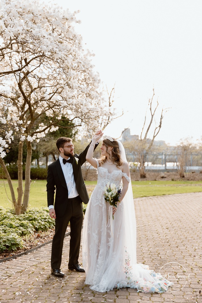 Spring wedding photos. Romantic wedding photos. Mariage au Pavillon de la Jamaïque à Montréal. Photographe de mariage à Montréal. Jardin des Floralies. Jamaica Pavilion wedding. Montreal wedding photographer. Floralies Gardens.