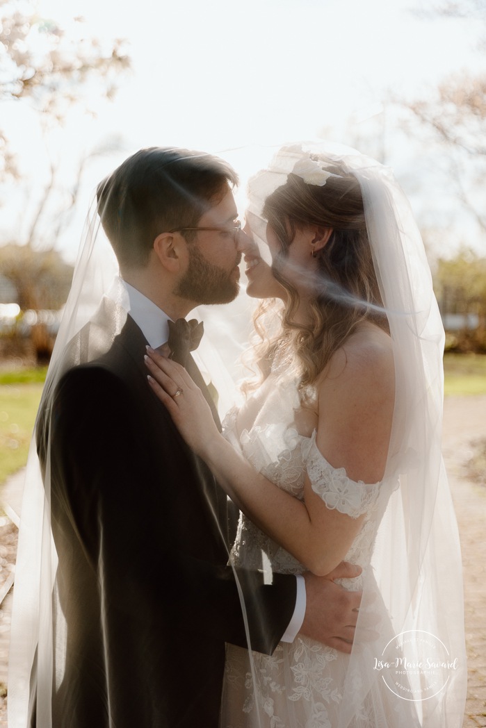 Spring wedding photos. Romantic wedding photos. Mariage au Pavillon de la Jamaïque à Montréal. Photographe de mariage à Montréal. Jardin des Floralies. Jamaica Pavilion wedding. Montreal wedding photographer. Floralies Gardens.