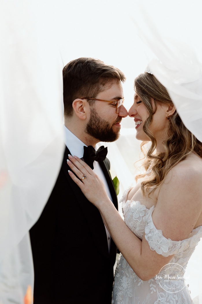 Spring wedding photos. Romantic wedding photos. Mariage au Pavillon de la Jamaïque à Montréal. Photographe de mariage à Montréal. Jardin des Floralies. Jamaica Pavilion wedding. Montreal wedding photographer. Floralies Gardens.