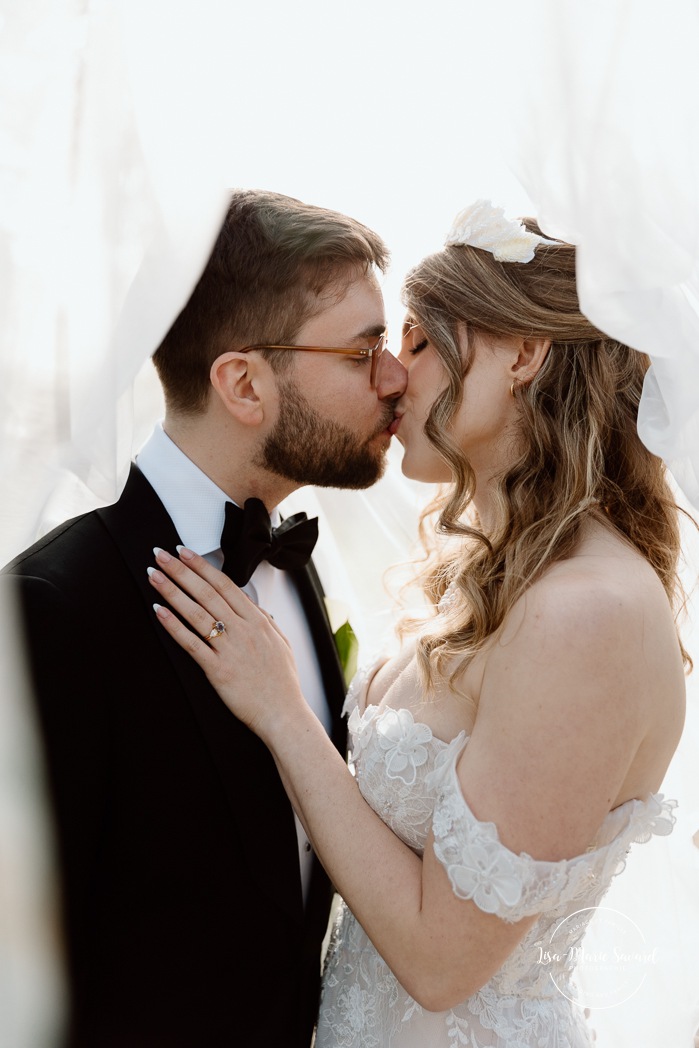 Spring wedding photos. Romantic wedding photos. Mariage au Pavillon de la Jamaïque à Montréal. Photographe de mariage à Montréal. Jardin des Floralies. Jamaica Pavilion wedding. Montreal wedding photographer. Floralies Gardens.