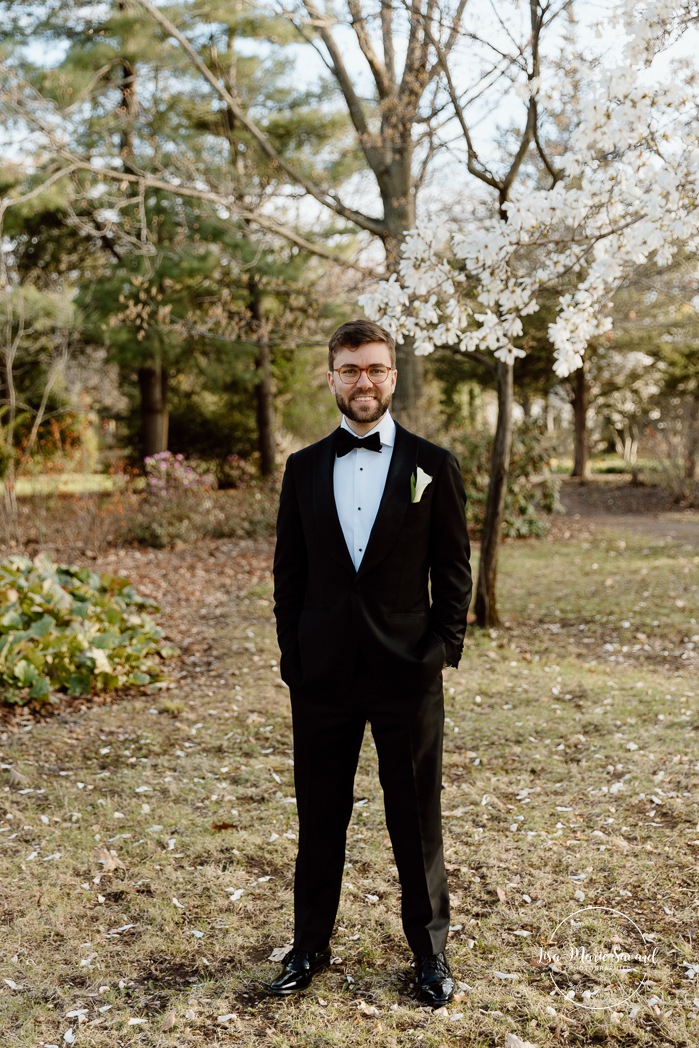 Spring wedding photos. Romantic wedding photos. Mariage au Pavillon de la Jamaïque à Montréal. Photographe de mariage à Montréal. Jardin des Floralies. Jamaica Pavilion wedding. Montreal wedding photographer. Floralies Gardens.