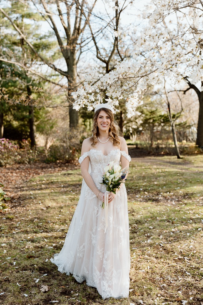 Spring wedding photos. Romantic wedding photos. Mariage au Pavillon de la Jamaïque à Montréal. Photographe de mariage à Montréal. Jardin des Floralies. Jamaica Pavilion wedding. Montreal wedding photographer. Floralies Gardens.