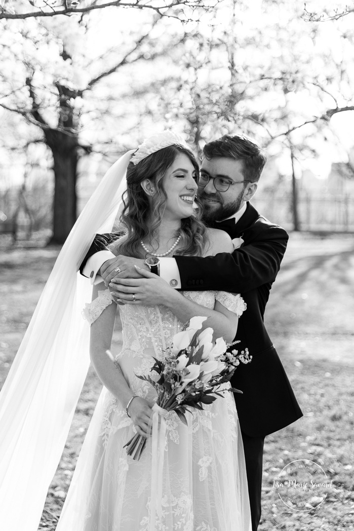Spring wedding photos. Romantic wedding photos. Mariage au Pavillon de la Jamaïque à Montréal. Photographe de mariage à Montréal. Jardin des Floralies. Jamaica Pavilion wedding. Montreal wedding photographer. Floralies Gardens.