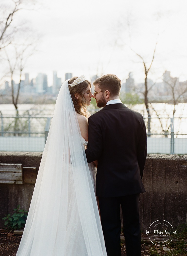Spring wedding photos. Romantic wedding photos. Mariage au Pavillon de la Jamaïque à Montréal. Photographe de mariage à Montréal. Jardin des Floralies. Jamaica Pavilion wedding. Montreal wedding photographer. Floralies Gardens.