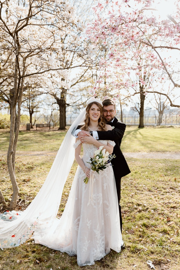 Spring wedding photos. Romantic wedding photos. Mariage au Pavillon de la Jamaïque à Montréal. Photographe de mariage à Montréal. Jardin des Floralies. Jamaica Pavilion wedding. Montreal wedding photographer. Floralies Gardens.