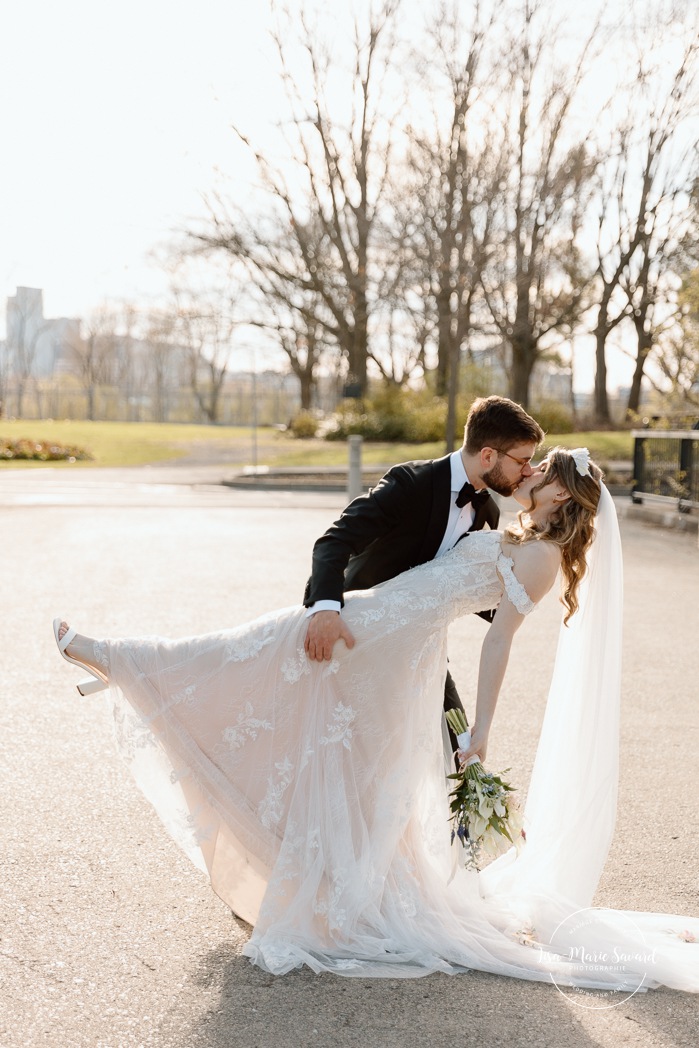 Spring wedding photos. Romantic wedding photos. Mariage au Pavillon de la Jamaïque à Montréal. Photographe de mariage à Montréal. Jardin des Floralies. Jamaica Pavilion wedding. Montreal wedding photographer. Floralies Gardens.