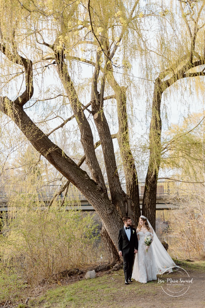 Spring wedding photos. Romantic wedding photos. Mariage au Pavillon de la Jamaïque à Montréal. Photographe de mariage à Montréal. Jardin des Floralies. Jamaica Pavilion wedding. Montreal wedding photographer. Floralies Gardens.