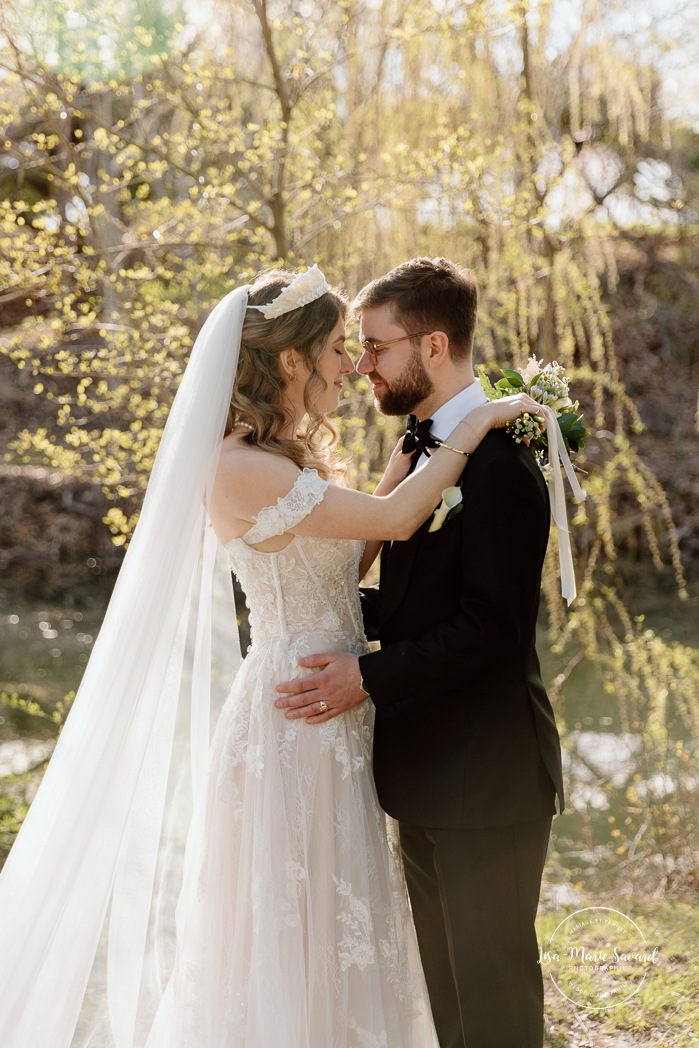 Spring wedding photos. Romantic wedding photos. Mariage au Pavillon de la Jamaïque à Montréal. Photographe de mariage à Montréal. Jardin des Floralies. Jamaica Pavilion wedding. Montreal wedding photographer. Floralies Gardens.