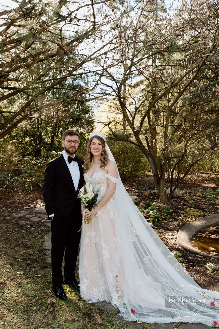 Spring wedding photos. Romantic wedding photos. Mariage au Pavillon de la Jamaïque à Montréal. Photographe de mariage à Montréal. Jardin des Floralies. Jamaica Pavilion wedding. Montreal wedding photographer. Floralies Gardens.