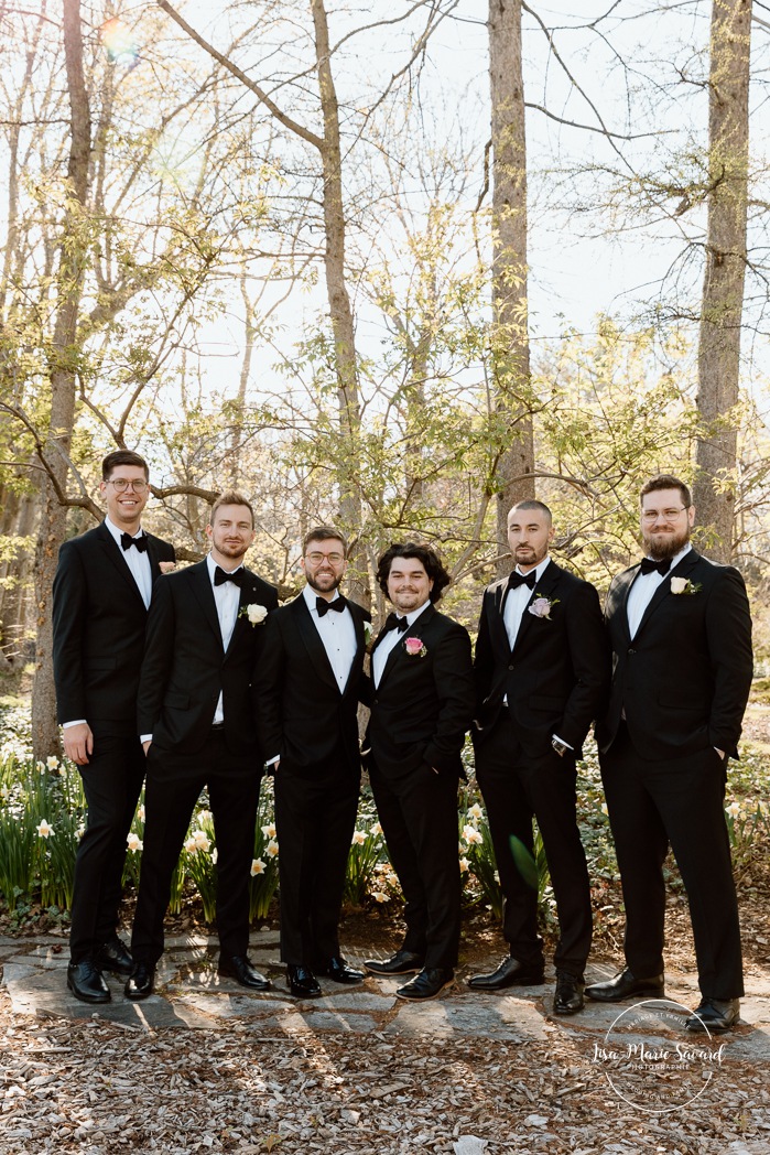 Spring wedding photos. Outdoor family wedding photos. Mariage au Pavillon de la Jamaïque à Montréal. Photographe de mariage à Montréal. Jamaica Pavilion wedding. Montreal wedding photographer.