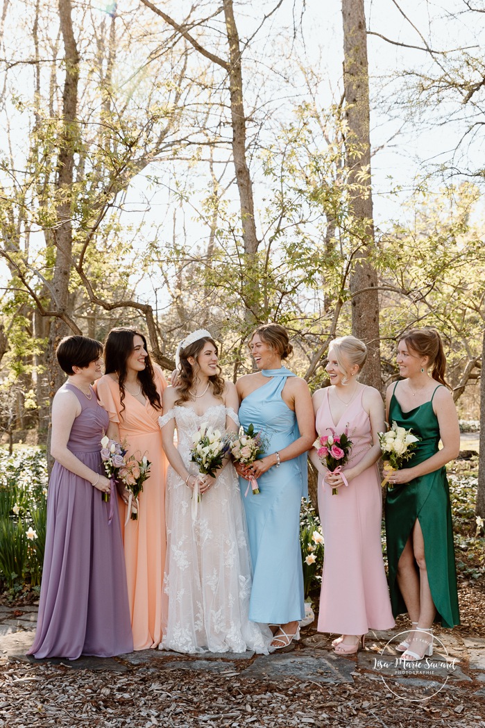 Spring wedding photos. Outdoor family wedding photos. Mariage au Pavillon de la Jamaïque à Montréal. Photographe de mariage à Montréal. Jamaica Pavilion wedding. Montreal wedding photographer.