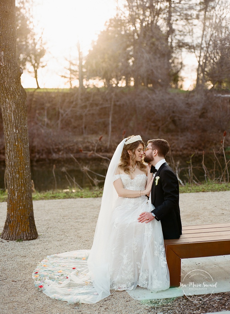 Spring wedding photos. Romantic wedding photos. Mariage au Pavillon de la Jamaïque à Montréal. Photographe de mariage à Montréal. Jardin des Floralies. Jamaica Pavilion wedding. Montreal wedding photographer. Floralies Gardens.