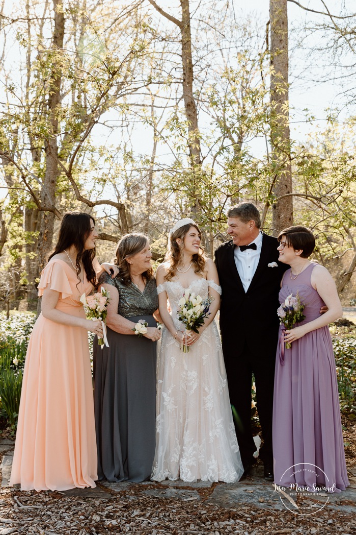 Spring wedding photos. Outdoor family wedding photos. Mariage au Pavillon de la Jamaïque à Montréal. Photographe de mariage à Montréal. Jamaica Pavilion wedding. Montreal wedding photographer.