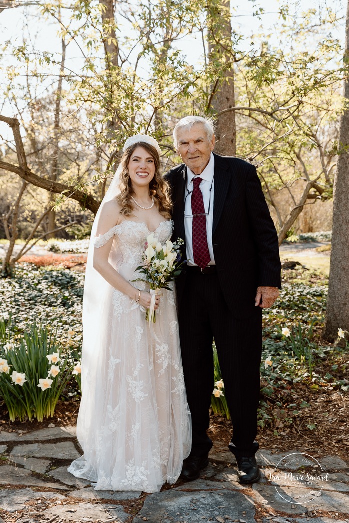 Spring wedding photos. Outdoor family wedding photos. Mariage au Pavillon de la Jamaïque à Montréal. Photographe de mariage à Montréal. Jamaica Pavilion wedding. Montreal wedding photographer.