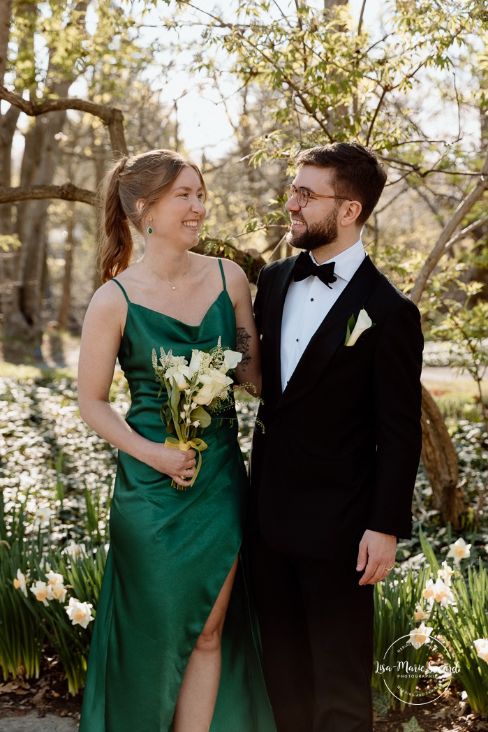 Spring wedding photos. Outdoor family wedding photos. Mariage au Pavillon de la Jamaïque à Montréal. Photographe de mariage à Montréal. Jamaica Pavilion wedding. Montreal wedding photographer.