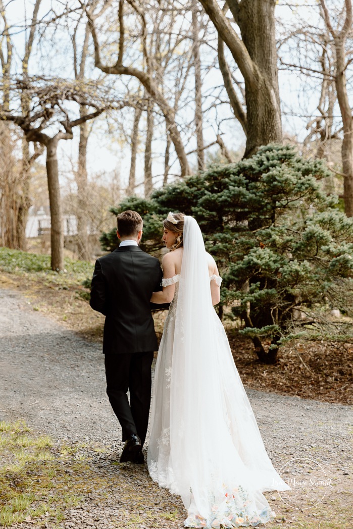 Outdoor wedding ceremony. Weeping willow wedding photos. Mariage au Pavillon de la Jamaïque à Montréal. Photographe de mariage à Montréal. Jamaica Pavilion wedding. Montreal wedding photographer.