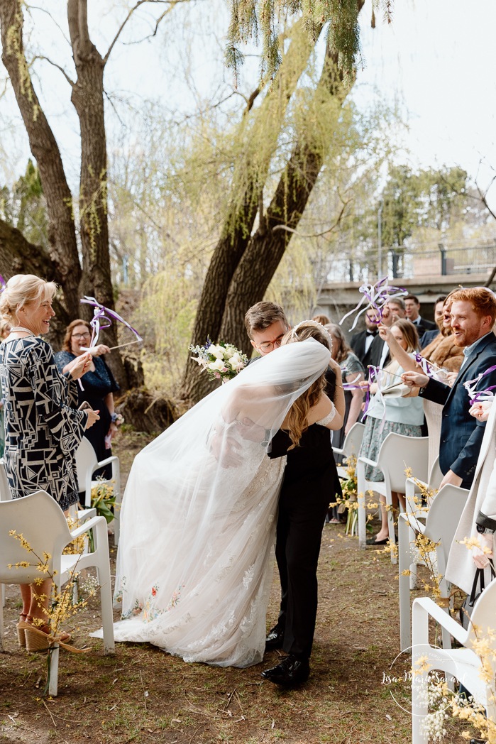 Outdoor wedding ceremony. Weeping willow wedding photos. Mariage au Pavillon de la Jamaïque à Montréal. Photographe de mariage à Montréal. Jamaica Pavilion wedding. Montreal wedding photographer.