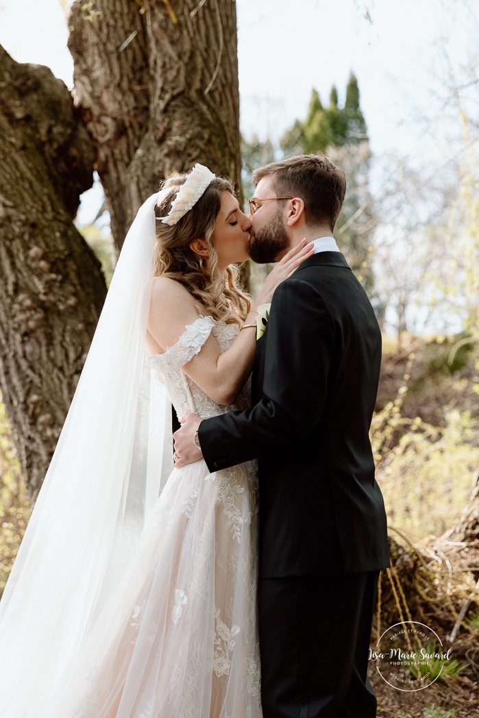Outdoor wedding ceremony. Weeping willow wedding photos. Mariage au Pavillon de la Jamaïque à Montréal. Photographe de mariage à Montréal. Jamaica Pavilion wedding. Montreal wedding photographer.