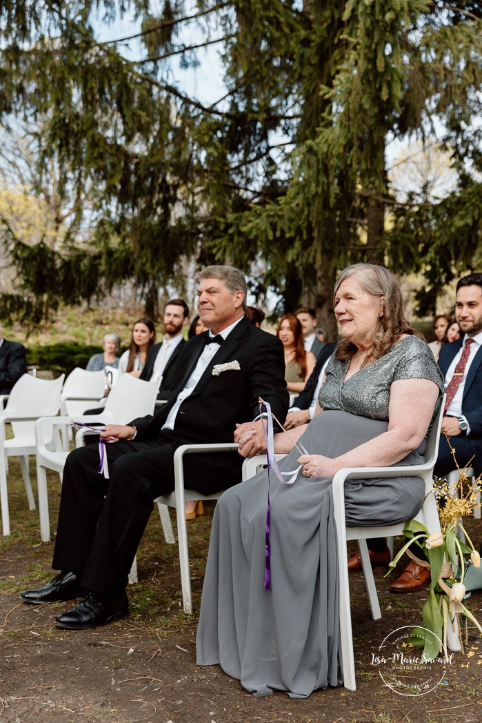 Outdoor wedding ceremony. Weeping willow wedding photos. Mariage au Pavillon de la Jamaïque à Montréal. Photographe de mariage à Montréal. Jamaica Pavilion wedding. Montreal wedding photographer.