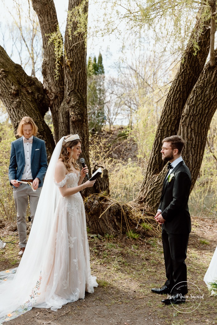 Outdoor wedding ceremony. Weeping willow wedding photos. Mariage au Pavillon de la Jamaïque à Montréal. Photographe de mariage à Montréal. Jamaica Pavilion wedding. Montreal wedding photographer.