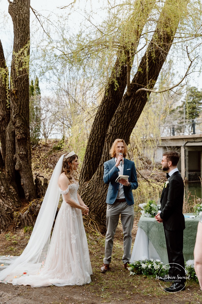 Outdoor wedding ceremony. Weeping willow wedding photos. Mariage au Pavillon de la Jamaïque à Montréal. Photographe de mariage à Montréal. Jamaica Pavilion wedding. Montreal wedding photographer.