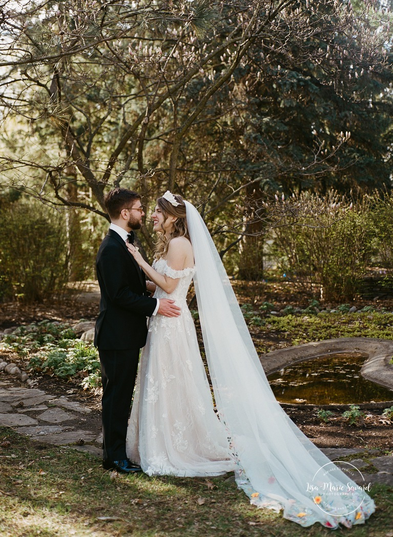Spring wedding photos. Romantic wedding photos. Mariage au Pavillon de la Jamaïque à Montréal. Photographe de mariage à Montréal. Jardin des Floralies. Jamaica Pavilion wedding. Montreal wedding photographer. Floralies Gardens.