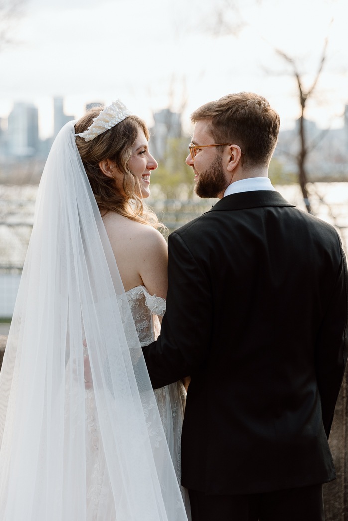 Spring wedding photos. Romantic wedding photos. Mariage au Pavillon de la Jamaïque à Montréal. Photographe de mariage à Montréal. Jardin des Floralies. Jamaica Pavilion wedding. Montreal wedding photographer. Floralies Gardens.