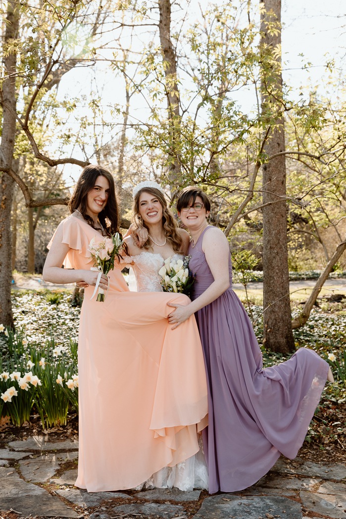 Spring wedding photos. Outdoor family wedding photos. Mariage au Pavillon de la Jamaïque à Montréal. Photographe de mariage à Montréal. Jamaica Pavilion wedding. Montreal wedding photographer.