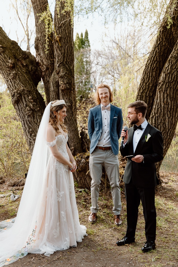 Outdoor wedding ceremony. Mariage au Pavillon de la Jamaïque à Montréal. Photographe de mariage à Montréal. Jamaica Pavilion wedding. Montreal wedding photographer.