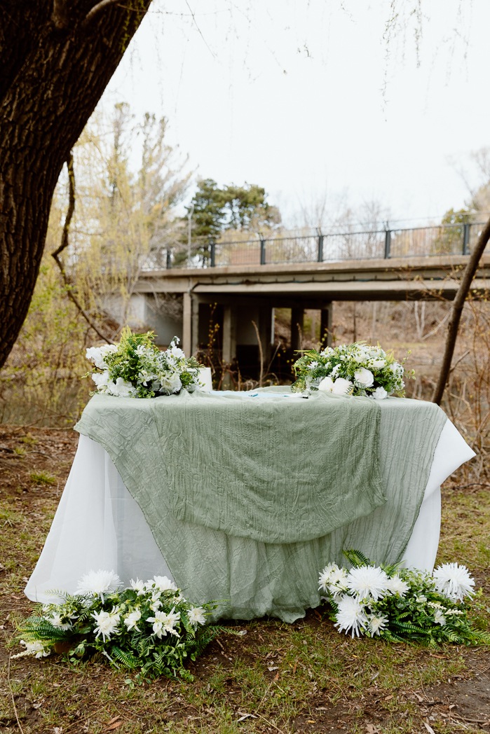 Outdoor wedding ceremony. Mariage au Pavillon de la Jamaïque à Montréal. Photographe de mariage à Montréal. Jamaica Pavilion wedding. Montreal wedding photographer.