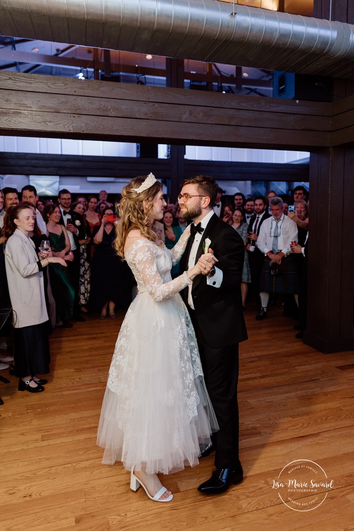 Bride and groom first dance. Mariage au Pavillon de la Jamaïque à Montréal. Photographe de mariage à Montréal. Jamaica Pavilion wedding. Montreal wedding photographer.