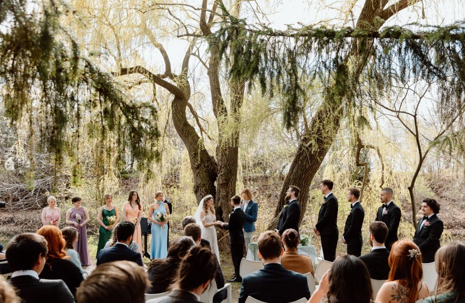 Outdoor wedding ceremony. Weeping willow wedding photos. Mariage au Pavillon de la Jamaïque à Montréal. Photographe de mariage à Montréal. Jamaica Pavilion wedding. Montreal wedding photographer.