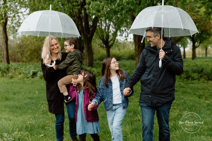 Rainy family photos. Family photos with clear umbrellas. Spring family photos. Mini séances familiales. Photos de famille pluvieuses avec parapluies. Photographe de famille à Montréal. Montreal rainy family photos.