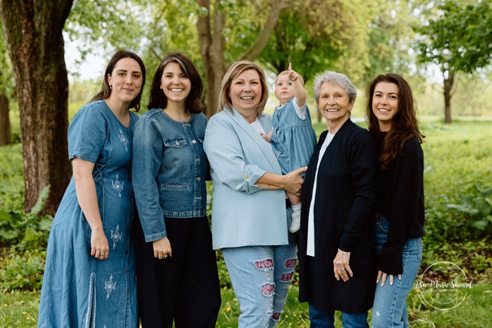 Extended family photos. Four generations family photos. Spring family photos. Mini séances familiales. Photographe de famille à Montréal. Montreal family photographer.