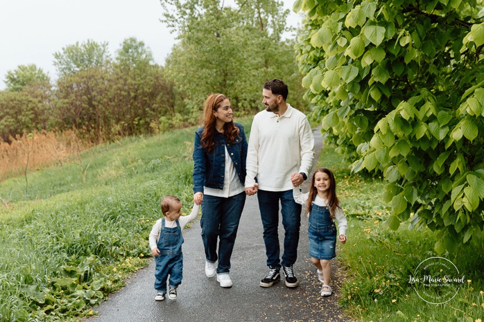 Overcast day family photos. Spring family photos. Mini séances familiales. Photographe de famille à Montréal. Montreal family photographer.