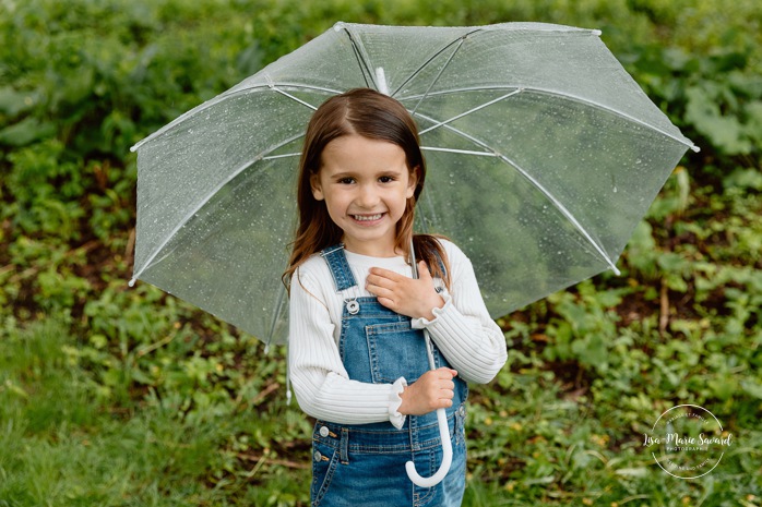 Rainy family photos. Family photos with clear umbrellas. Spring family photos. Mini séances familiales. Photos de famille pluvieuses avec parapluies. Photographe de famille à Montréal. Montreal rainy family photos.
