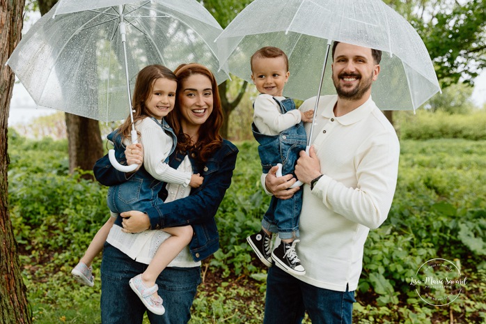 Rainy family photos. Family photos with clear umbrellas. Spring family photos. Mini séances familiales. Photos de famille pluvieuses avec parapluies. Photographe de famille à Montréal. Montreal rainy family photos.
