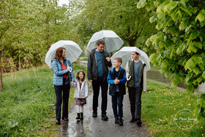 Rainy family photos. Family photos with clear umbrellas. Spring family photos. Mini séances familiales. Photos de famille pluvieuses avec parapluies. Photographe de famille à Montréal. Montreal rainy family photos.