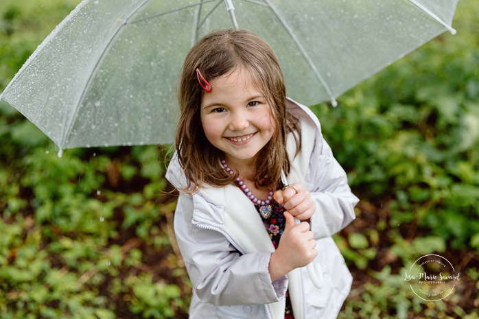 Rainy family photos. Family photos with clear umbrellas. Spring family photos. Mini séances familiales. Photos de famille pluvieuses avec parapluies. Photographe de famille à Montréal. Montreal rainy family photos.