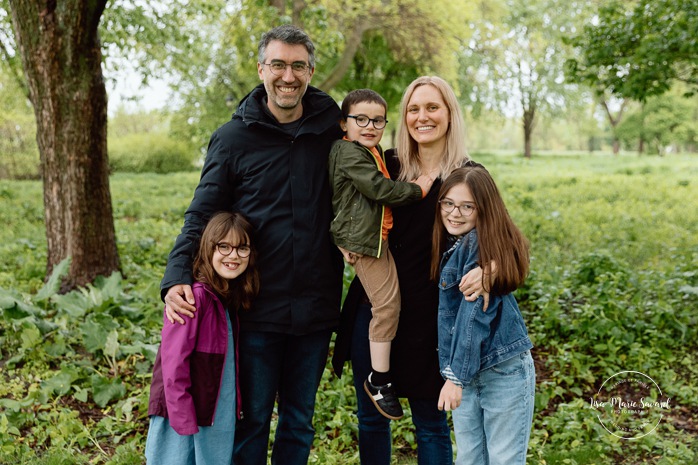 Overcast day family photos. Spring family photos. Mini séances familiales. Photographe de famille à Montréal. Montreal family photographer.