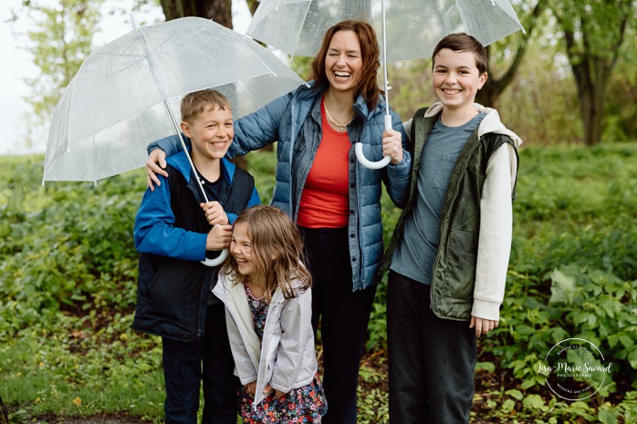 Rainy family photos. Family photos with clear umbrellas. Spring family photos. Mini séances familiales. Photos de famille pluvieuses avec parapluies. Photographe de famille à Montréal. Montreal rainy family photos.