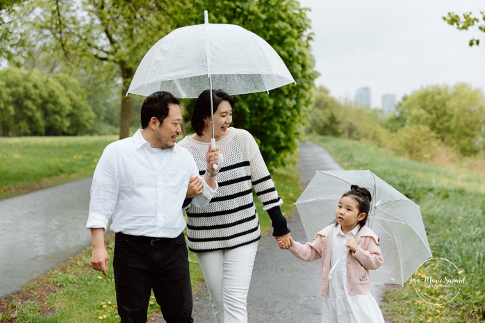 Rainy family photos. Family photos with clear umbrellas. Spring family photos. Mini séances familiales. Photos de famille pluvieuses avec parapluies. Photographe de famille à Montréal. Montreal rainy family photos.