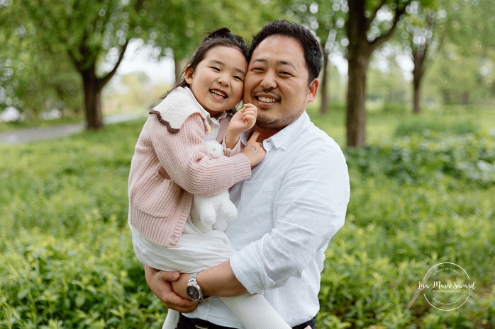 Asian family photos. Overcast day family photos. Spring family photos. Mini séances familiales. Photographe de famille à Montréal. Montreal family photographer.