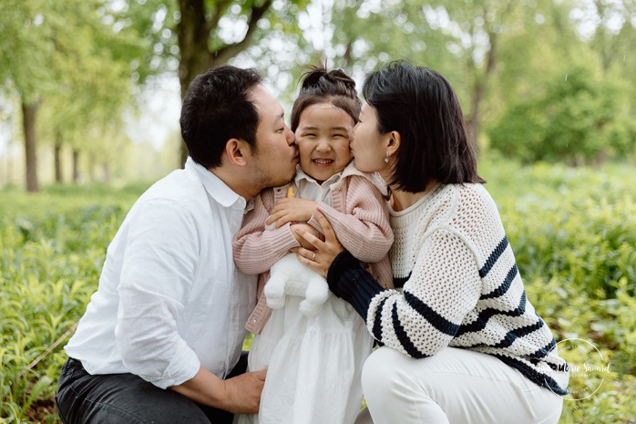 Asian family photos. Overcast day family photos. Spring family photos. Mini séances familiales. Photographe de famille à Montréal. Montreal family photographer.