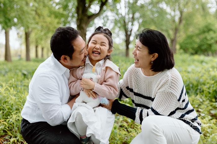 Asian family photos. Overcast day family photos. Spring family photos. Mini séances familiales. Photographe de famille à Montréal. Montreal family photographer.