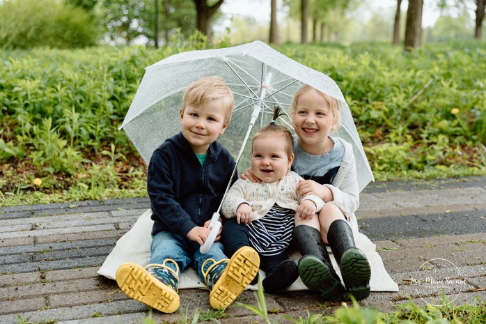 Rainy family photos. Family photos with clear umbrellas. Spring family photos. Mini séances familiales. Photos de famille pluvieuses avec parapluies. Photographe de famille à Montréal. Montreal rainy family photos.