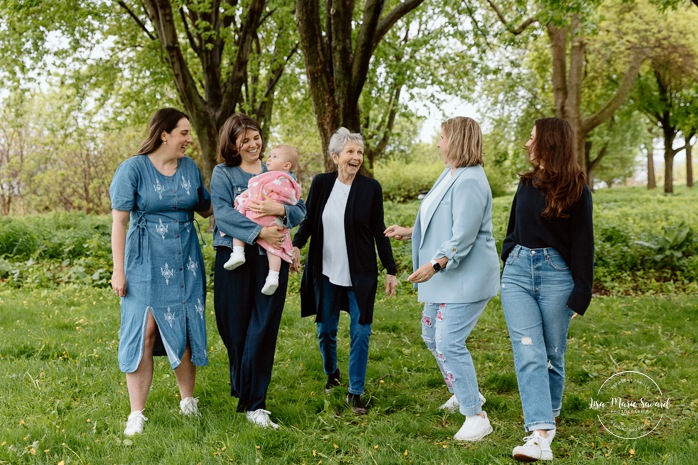 Extended family photos. Four generations family photos. Spring family photos. Mini séances familiales. Photographe de famille à Montréal. Montreal family photographer.