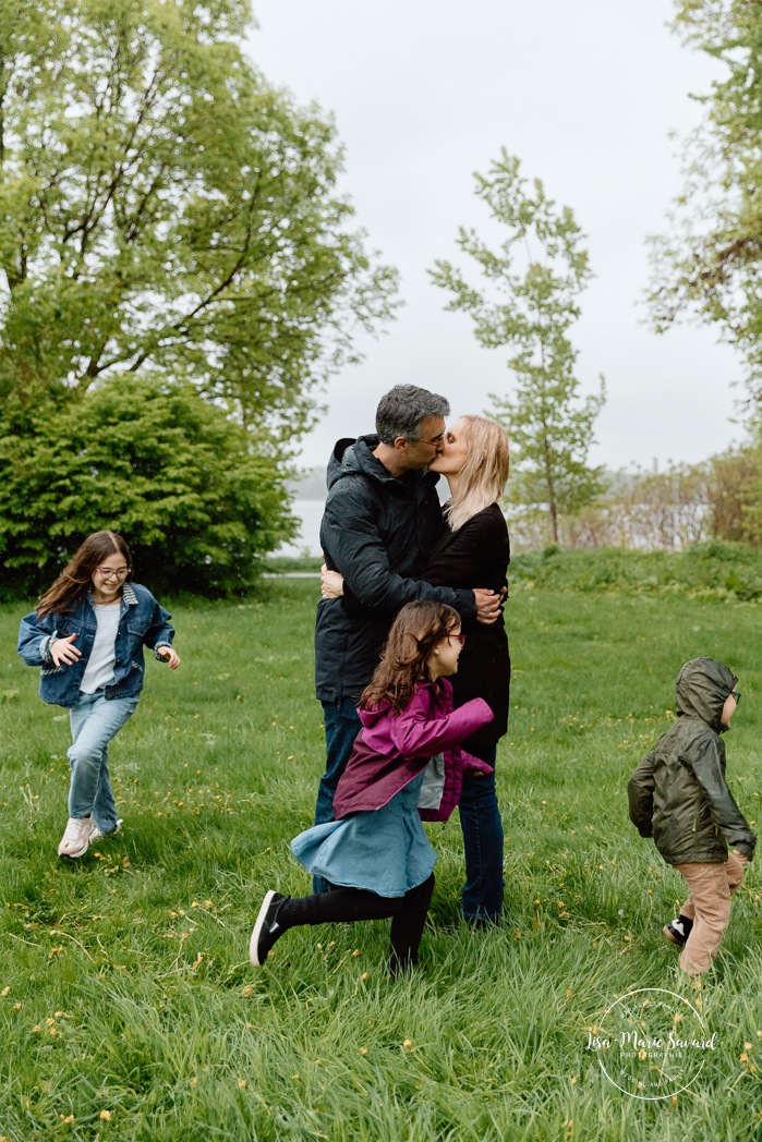 Overcast day family photos. Spring family photos. Mini séances familiales. Photographe de famille à Montréal. Montreal family photographer.